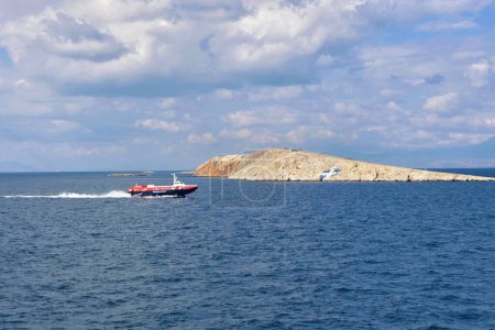 Téléchargez les photos : Golfe Saronique, Attique, Grèce - 19 octobre 2021 : Croisière en bateau-taxi de l'île d'Agistri au port de l'île d'Egine - en image libre de droit