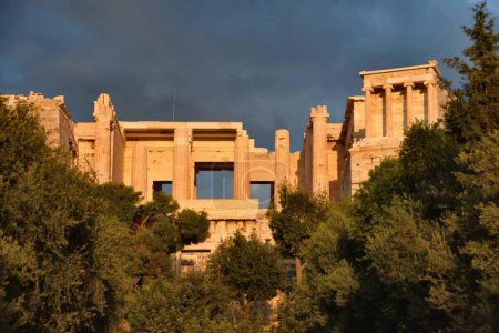 Foto de Famosa puerta de entrada Propylaea en Acrópolis al atardecer. Propylaea es la entrada principal por la que pasan miles de turistas. - Imagen libre de derechos