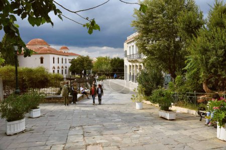 Foto de Atenas, Grecia, 18 de octubre de 2021: Gente caminando de la Plaka distric en Atenas, Grecia. - Imagen libre de derechos