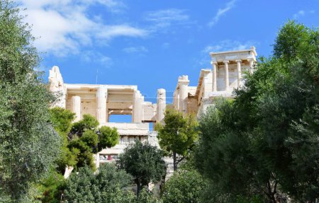 Foto de Atenas, Grecia - 18 de octubre de 2021: Templo de Nika Apteros. Acrópolis, Atenas, Grecia - Imagen libre de derechos