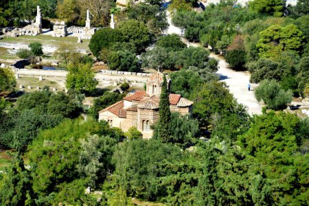 Téléchargez les photos : Photo aérienne de drone du célèbre monastère byzantin de Kesariani sur les pentes de la montagne Hymettus, Attique, Grèce - en image libre de droit