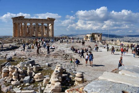 Foto de Atenas, Grecia, 18 de octubre de 2021: Antiguas ruinas griegas de la Acrópolis ateniense, famoso monumento en Atenas, Grecia. - Imagen libre de derechos