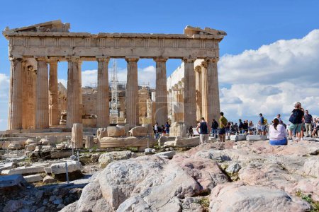 Foto de Atenas, Grecia, 18 de octubre de 2021: Los turistas visitan el templo del Partenón en un día soleado. Acrópolis en Atenas, Grecia. El Partenón es un templo en la Acrópolis ateniense en Grecia, dedicado a la diosa Atenea. - Imagen libre de derechos
