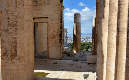 Foto de Famosa puerta de entrada Propylaea en la Acrópolis. Propylaea es la entrada principal por la que pasan miles de turistas. - Imagen libre de derechos