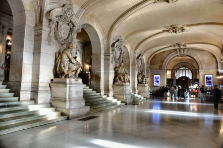 Foto de París, Francia - 27 de noviembre de 2022: interior del Palais Garnier opera - Imagen libre de derechos