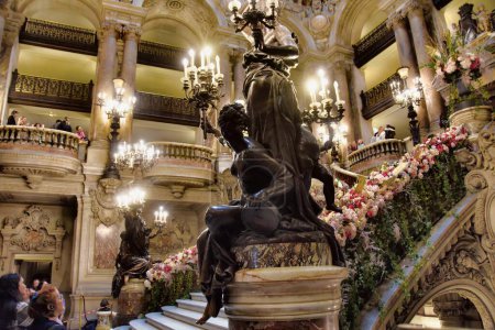 Téléchargez les photos : Paris, France - 27 novembre 2022 : Sculptures en bronze dans l'opéra du Palais Garnier - en image libre de droit