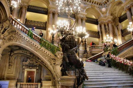 Téléchargez les photos : Paris, France - 27 novembre 2022 : Sculptures en bronze dans l'opéra du Palais Garnier - en image libre de droit