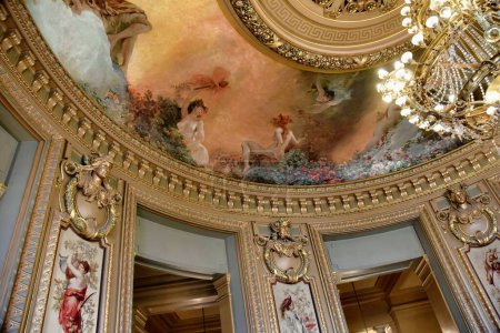Téléchargez les photos : Paris, France - 27 novembre 2022 : intérieur de l'opéra du Palais Garnier - en image libre de droit