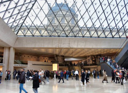 Foto de París, Francia - 27 de noviembre de 2022: Pirámide en el Museo del Louvre - Imagen libre de derechos
