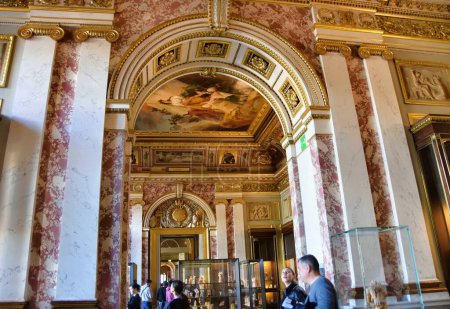 Foto de París, Francia - 27 de noviembre de 2022: interior del Museo del Louvre, el museo más grande del mundo - Imagen libre de derechos