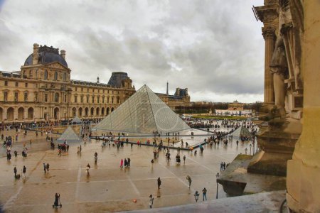 Foto de París, Francia - 27 de noviembre de 2022: Pirámide en el Museo del Louvre - Imagen libre de derechos