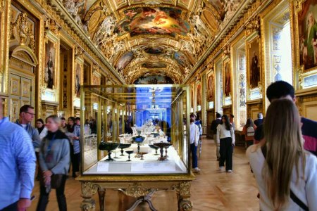 Téléchargez les photos : Paris, France - 27 novembre 2022 : Salle Galerie d'Apollon au Palais du Louvre - en image libre de droit