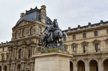 Téléchargez les photos : Paris, France - 27 novembre 2022 : Belle vue sur l'extérieur du palais du Louvre - en image libre de droit