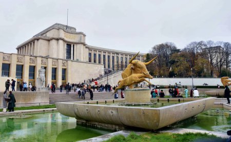 Téléchargez les photos : Paris, France - 26 novembre 2022 : vue sur le Champ de Mars le plus grand espace vert public de Paris - en image libre de droit