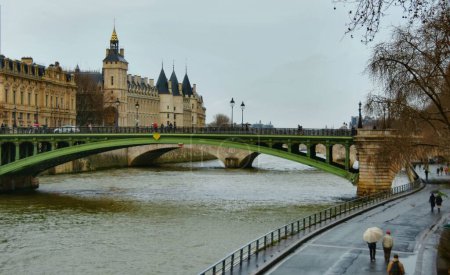 Téléchargez les photos : Paris, France - 27 novembre : belle vue sur la ville de Paris lors d'un voyage en bateau de croisière le long de la Seine - en image libre de droit