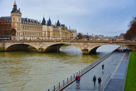 Téléchargez les photos : Paris, France - 27 novembre 2022 : La Conciergerie, l'ancien palais royal médiéval dans le centre de Paris - en image libre de droit