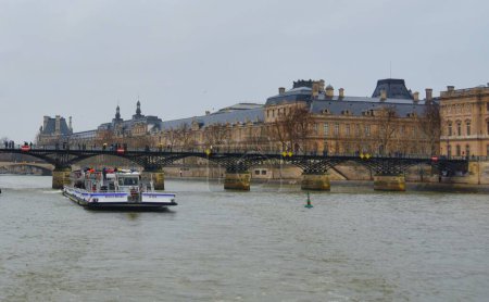 Foto de París, Francia - 27 de noviembre: hermosa vista de la ciudad de París durante el viaje en crucero por el río Sena - Imagen libre de derechos