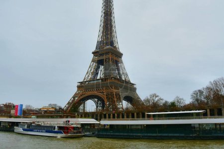 Foto de París, Francia - 27 de noviembre: vista panorámica de la torre Eiffel en la ciudad de París - Imagen libre de derechos