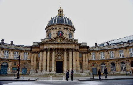 Foto de París, Francia - 27 de noviembre de 2022: French Institute, French Academy Institut de France, Academie Francaise facade and dome - Imagen libre de derechos