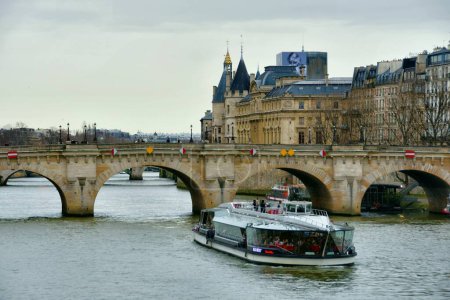 Téléchargez les photos : Paris, France - 27 novembre : belle vue sur la ville de Paris lors d'un voyage en bateau de croisière le long de la Seine - en image libre de droit
