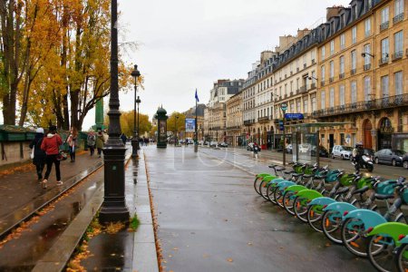 Foto de París, Francia - 27 de noviembre de 2022: Hermosa calle parisina con arquitectura atemporal y detalles vintage - Imagen libre de derechos