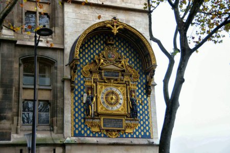 Foto de París, Francia - 27 de noviembre de 2022: vista de cerca del reloj más antiguo de París - Imagen libre de derechos