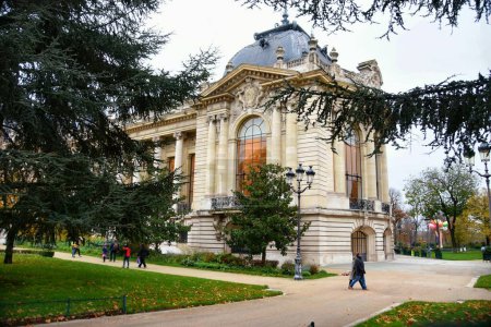 Foto de París, Francia - 27 de noviembre de 2022: vista sobre Petit Palais o Small Palace el museo de arte en París - Imagen libre de derechos