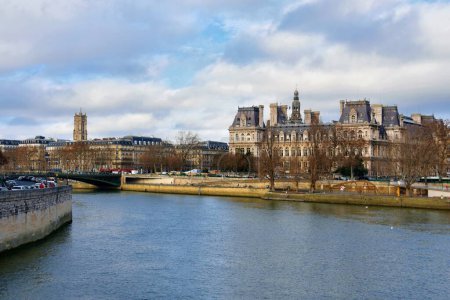 Téléchargez les photos : Paris, France - 27 novembre : vue panoramique de la ville de Paris lors d'un voyage en bateau de croisière le long de la Seine - en image libre de droit