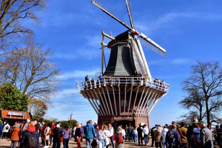 Foto de Lisse, Países Bajos - 5 de abril de 2023: Turismo visitando el jardín Keukenhof en primavera en Lisse, Países Bajos - Imagen libre de derechos