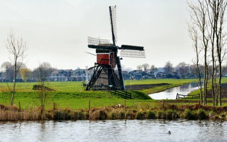 Foto de Molino de viento holandés tradicional cerca del canal. Países Bajos - Imagen libre de derechos