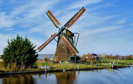 Téléchargez les photos : Moulin à vent hollandais traditionnel près du canal. Pays Bas - en image libre de droit