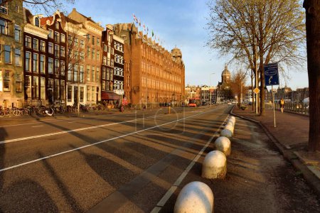 Téléchargez les photos : Amsterdam, Pays-Bas - 7 avril 2023 : vue pittoresque sur l'architecture de la ville d'Amsterdam - en image libre de droit