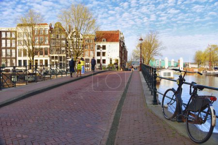Foto de Ámsterdam, Países Bajos - 7 de abril de 2023: hermosa vista de los canales de la ciudad de Ámsterdam y encantadora arquitectura - Imagen libre de derechos