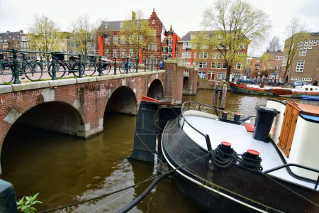 Téléchargez les photos : Amsterdam, Pays-Bas - 7 avril 2023 : Des canaux pittoresques d'Amsterdam entourés d'une architecture charmante. - en image libre de droit