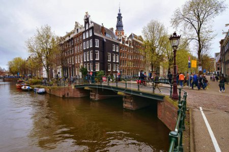 Foto de Ámsterdam, Países Bajos - 7 de abril de 2023: Hermosa vista de los canales de Ámsterdam rodeados de coloridas casas - Imagen libre de derechos