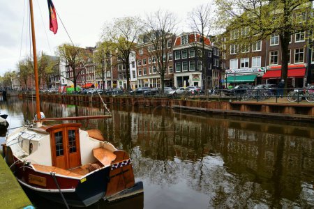 Téléchargez les photos : Amsterdam, Pays-Bas - 7 avril 2023 : Belle vue sur les canaux d'Amsterdam entourés de maisons colorées - en image libre de droit