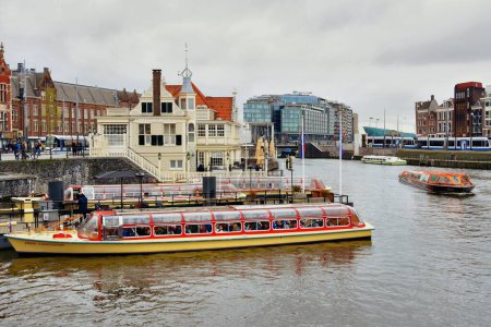 Téléchargez les photos : Amsterdam, Pays-Bas - 7 avril 2023 : Une perspective unique des canaux d'Amsterdam depuis une promenade en bateau. - en image libre de droit