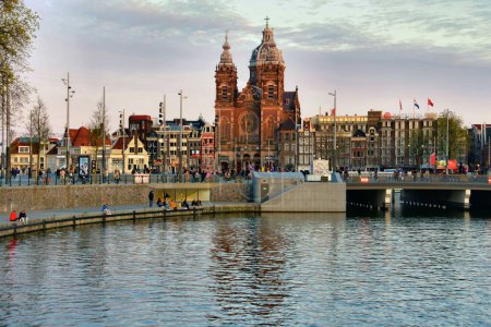 Téléchargez les photos : Amsterdam, Pays-Bas - 7 avril 2023 : Beaux canaux d'Amsterdam entourés de bâtiments historiques - en image libre de droit