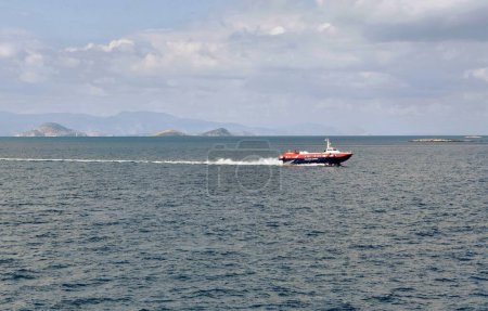Téléchargez les photos : Golfe Saronique, Attique, Grèce - 19 octobre 2021 : Croisière en bateau-taxi de l'île d'Agistri au port de l'île d'Egine - en image libre de droit