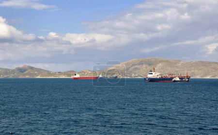 Téléchargez les photos : Golfe Saronique, Attique, Grèce - 19 octobre 2021 : Navires-citernes ancrés près du port du Pirée. - en image libre de droit