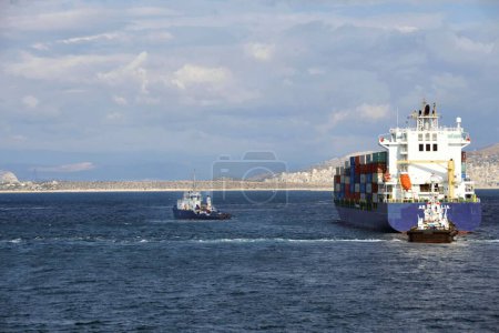 Foto de Golfo Sarónico, Ática, Grecia - 19 de octubre de 2021: Buque cisterna anclado cerca del puerto de El Pireo. - Imagen libre de derechos