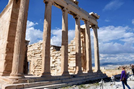 Foto de Atenas, Grecia, 18 de octubre de 2021: Antiguas ruinas griegas de la Acrópolis ateniense, famoso monumento en Atenas, Grecia. - Imagen libre de derechos