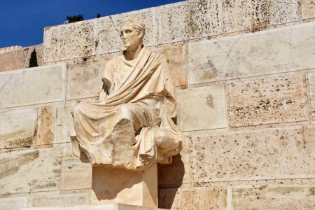 Foto de Antigua estatua de Menandro en la Acrópolis de Atenas, Grecia. - Imagen libre de derechos