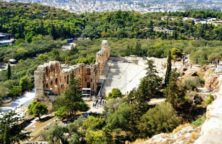 Foto de Atenas, Grecia - 18 de octubre de 2021: Teatro Odeon Herodes Atticus cerca de la Acrópolis en Atenas, Grecia. - Imagen libre de derechos