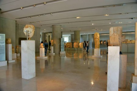 Foto de ATENAS, GRECIA - 19 DE OCTUBRE DE 2016: El Museo de la Acrópolis es un museo arqueológico centrado en los hallazgos del sitio arqueológico de la Acrópolis de Atenas en Grecia. - Imagen libre de derechos