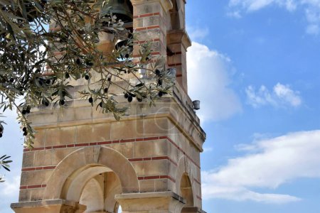 Téléchargez les photos : Clocher du 19ème siècle Chapelle de Saint Georges sur le sommet de la colline Lycabettus à Athènes, Grèce
. - en image libre de droit