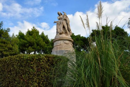 Téléchargez les photos : Statue de la "Grèce par Lord Byron" dans le jardin national d'Athènes, Grèce. - en image libre de droit