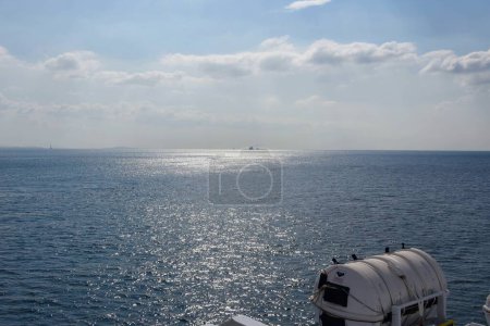 Téléchargez les photos : Vue aérienne de la mer ou de l'océan, un navire dans l'eau - en image libre de droit