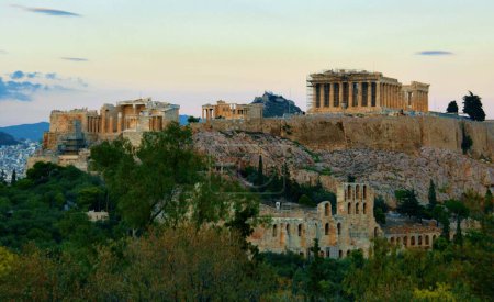 Foto de Vista al atardecer de la construcción de Partenón y Herodio en la Colina de la Acrópolis en Atenas, Grecia. - Imagen libre de derechos