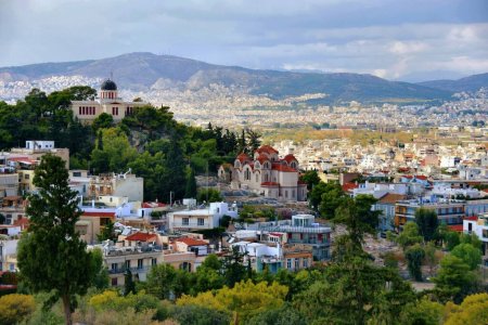 Foto de Vista real de Atenas desde la colina de la Acrópolis, Atenas, región de Ática, Grecia - Imagen libre de derechos